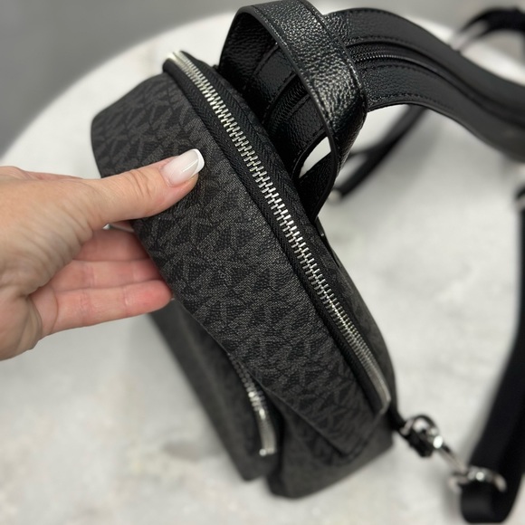 ERIN MICHAEL KORS
35F0SERB5B
BLACK
SM CON BACKPACK - Picture 4 of 7